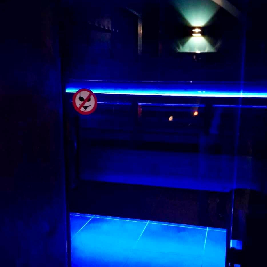 czy można wchodzić do sauny w stroju kąpielowym